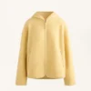 Giacca in finta pelle di montoni con cappuccio Giacca in finta pelle di montoni con cappuccio
