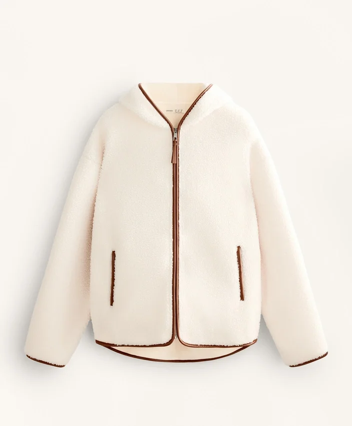 Giacca in finta pelle di montoni con cappuccio Giacca in finta pelle di montoni con cappuccio