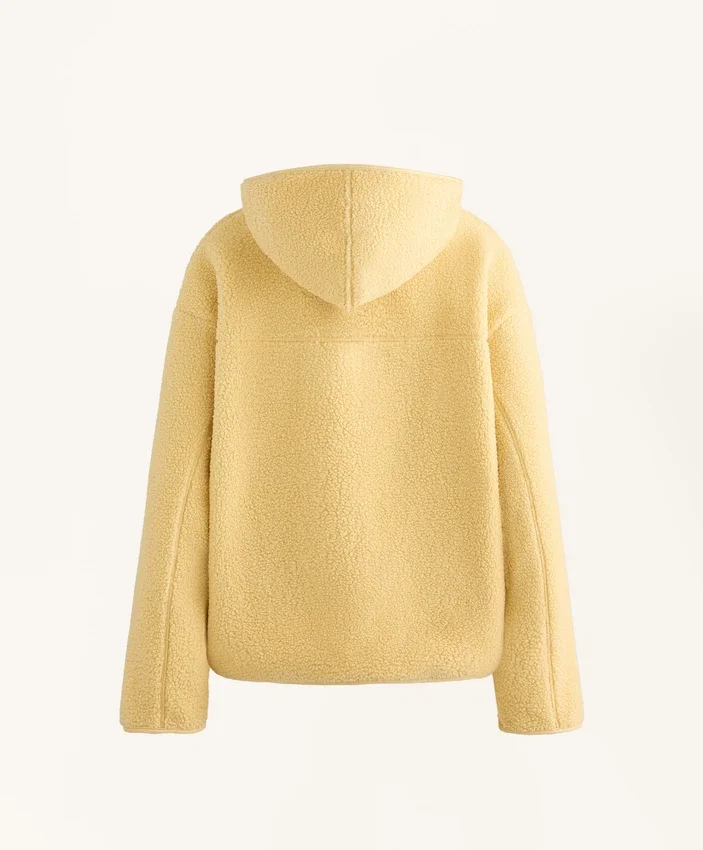 Giacca in finta pelle di montoni con cappuccio Giacca in finta pelle di montoni con cappuccio