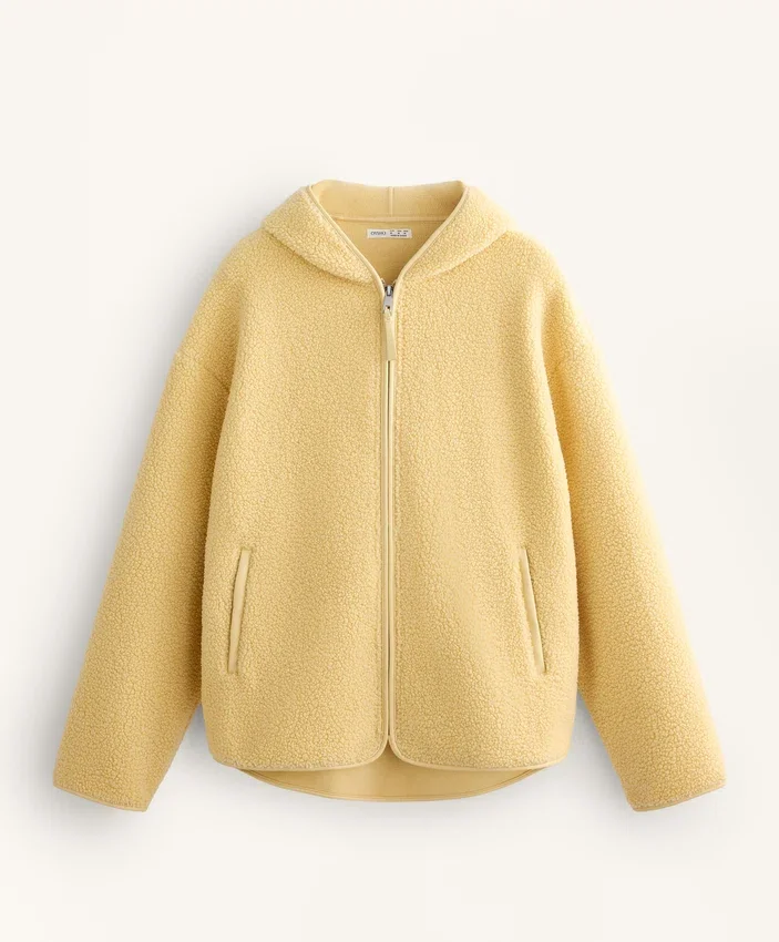 Giacca in finta pelle di montoni con cappuccio Giacca in finta pelle di montoni con cappuccio