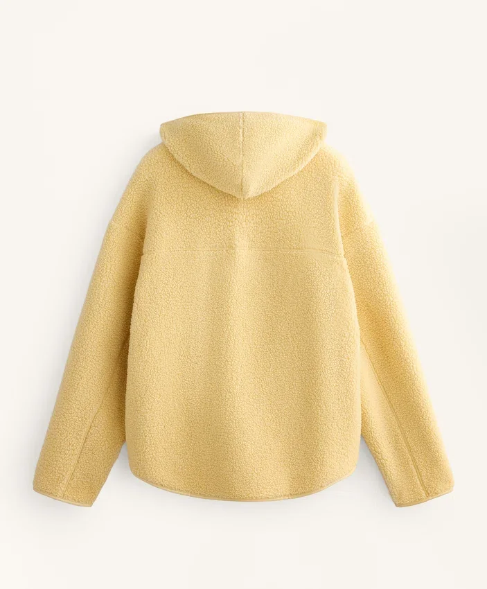 Giacca in finta pelle di montoni con cappuccio Giacca in finta pelle di montoni con cappuccio