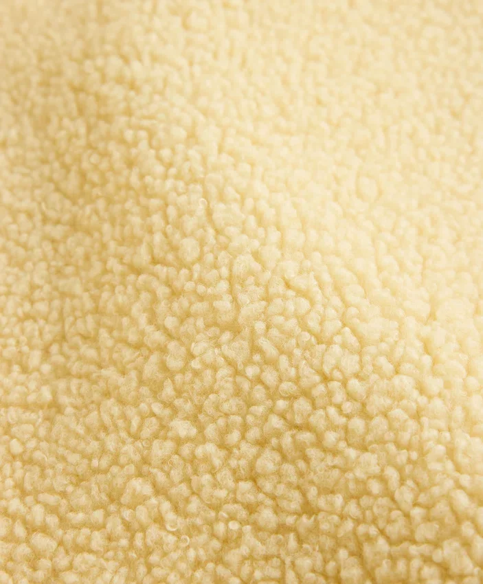 Giacca in finta pelle di montoni con cappuccio Giacca in finta pelle di montoni con cappuccio