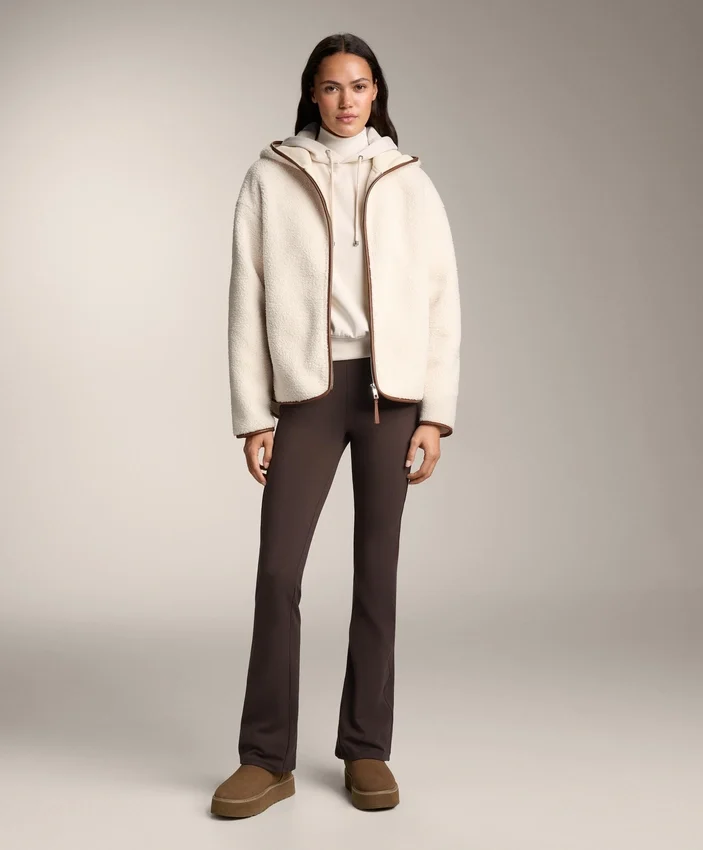 Giacca in finta pelle di montoni con cappuccio Giacca in finta pelle di montoni con cappuccio
