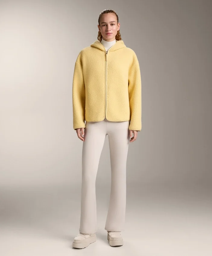 Giacca in finta pelle di montoni con cappuccio Giacca in finta pelle di montoni con cappuccio