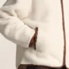Giacca in finta pelle di montoni con cappuccio Giacca in finta pelle di montoni con cappuccio