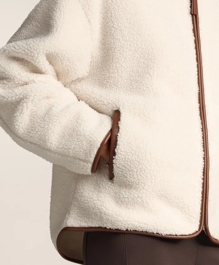 Giacca in finta pelle di montoni con cappuccio Giacca in finta pelle di montoni con cappuccio