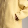 Giacca in finta pelle di montoni con cappuccio Giacca in finta pelle di montoni con cappuccio