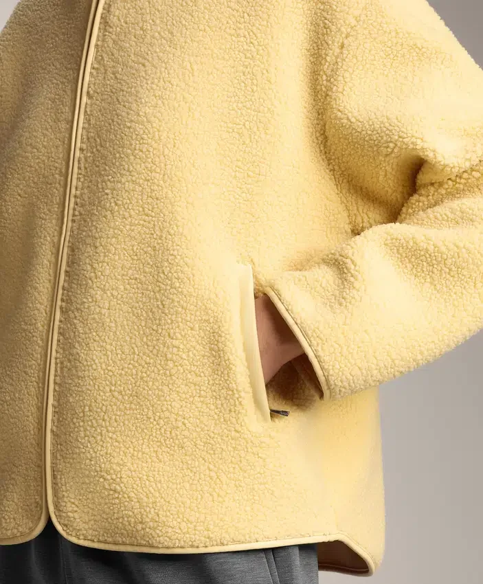 Giacca in finta pelle di montoni con cappuccio Giacca in finta pelle di montoni con cappuccio