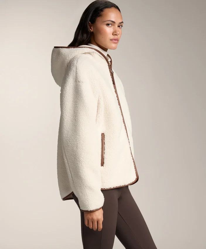 Giacca in finta pelle di montoni con cappuccio Giacca in finta pelle di montoni con cappuccio