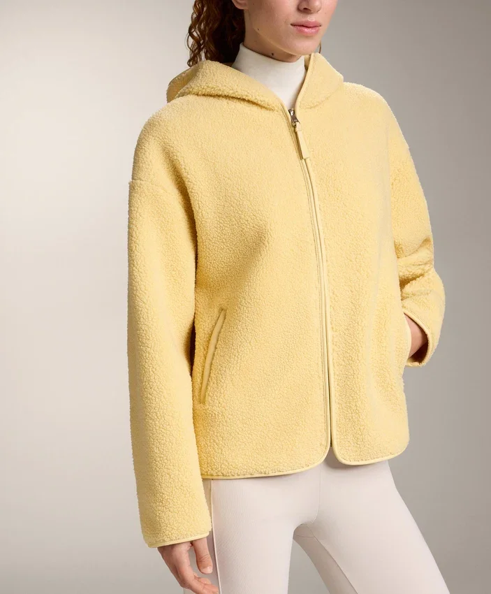 Giacca in finta pelle di montoni con cappuccio Giacca in finta pelle di montoni con cappuccio