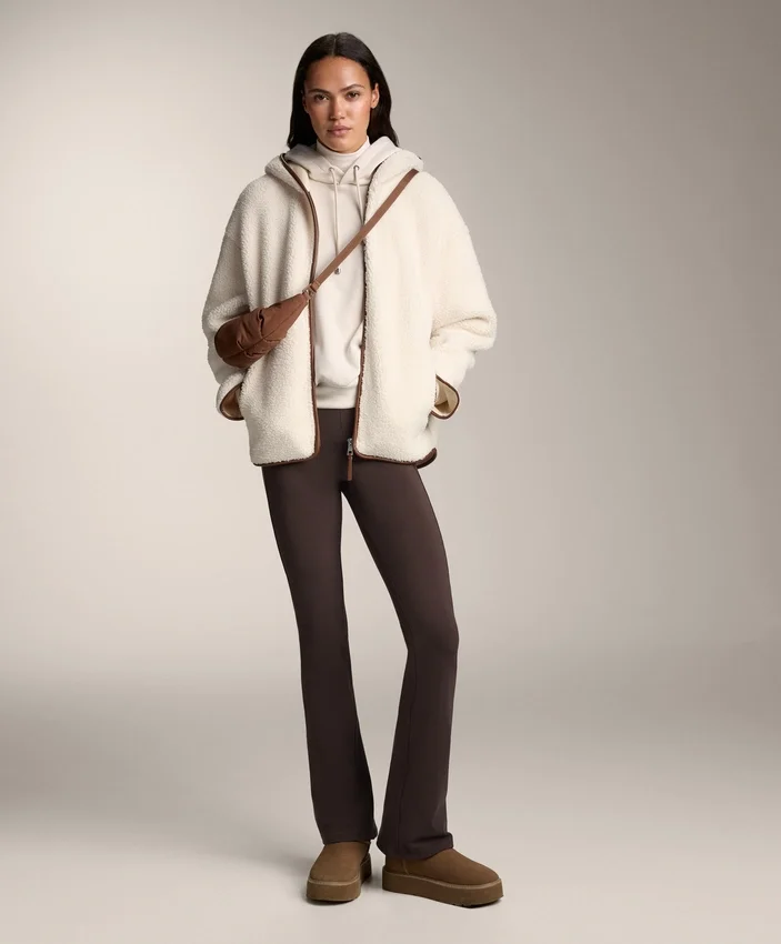 Giacca in finta pelle di montoni con cappuccio Giacca in finta pelle di montoni con cappuccio