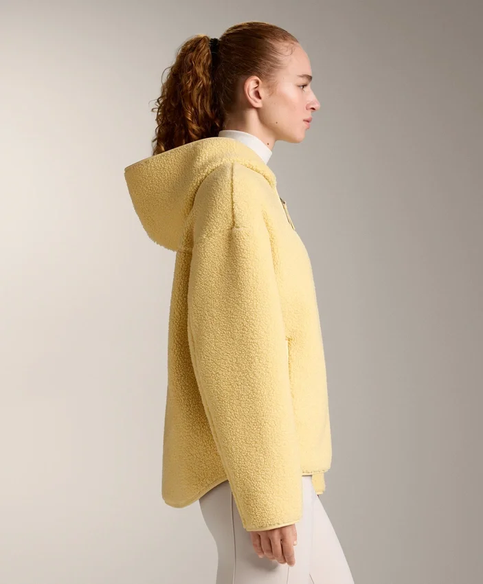 Giacca in finta pelle di montoni con cappuccio Giacca in finta pelle di montoni con cappuccio