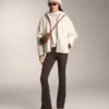 Giacca in finta pelle di montoni con cappuccio Giacca in finta pelle di montoni con cappuccio