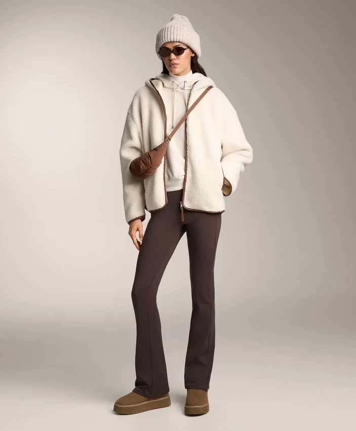 Giacca in finta pelle di montoni con cappuccio Giacca in finta pelle di montoni con cappuccio