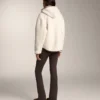 Giacca in finta pelle di montoni con cappuccio Giacca in finta pelle di montoni con cappuccio
