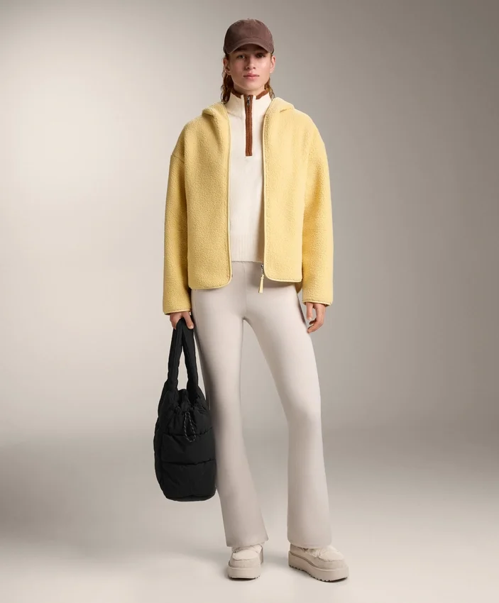 Giacca in finta pelle di montoni con cappuccio Giacca in finta pelle di montoni con cappuccio