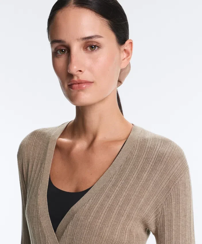 Giacca in maglia a coste con chiusura con lacci laterali Giacca in maglia a coste con chiusura con lacci laterali