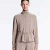 Giacca in modal Soft Touch con vita regolabile e collo alto Giacca in modal Soft Touch con vita regolabile e collo alto