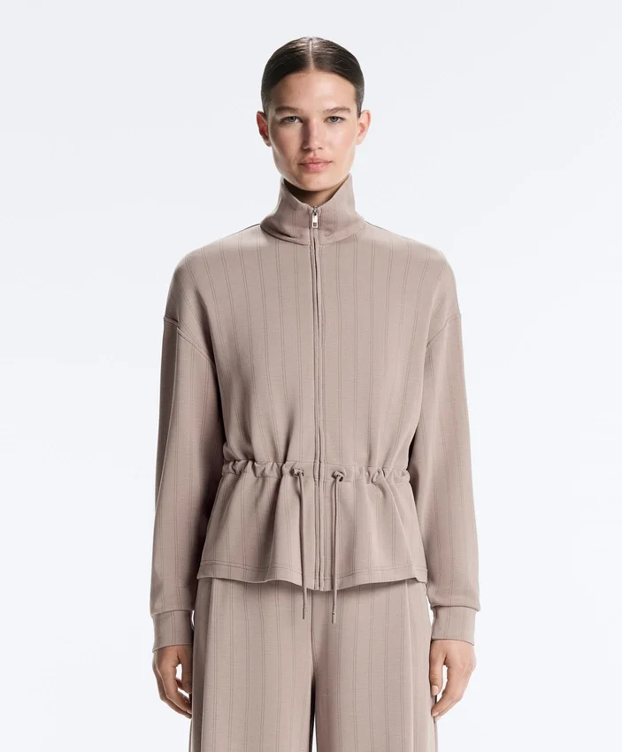 Giacca in modal Soft Touch con vita regolabile e collo alto Giacca in modal Soft Touch con vita regolabile e collo alto