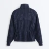 Giacca in modal Soft Touch con vita regolabile e collo alto Giacca in modal Soft Touch con vita regolabile e collo alto