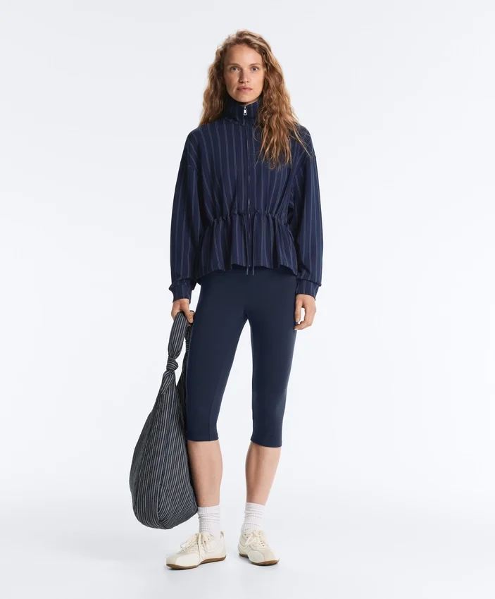 Giacca in modal Soft Touch con vita regolabile e collo alto Giacca in modal Soft Touch con vita regolabile e collo alto
