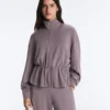 Giacca in modal Soft Touch con vita regolabile e collo alto Giacca in modal Soft Touch con vita regolabile e collo alto