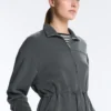 Giacca in modal Soft Touch con vita regolabile e collo alto Giacca in modal Soft Touch con vita regolabile e collo alto