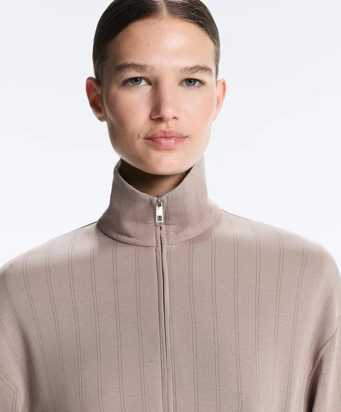 Giacca in modal Soft Touch con vita regolabile e collo alto Giacca in modal Soft Touch con vita regolabile e collo alto