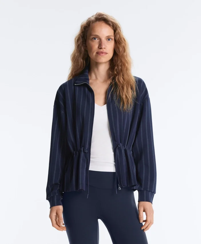 Giacca in modal Soft Touch con vita regolabile e collo alto Giacca in modal Soft Touch con vita regolabile e collo alto