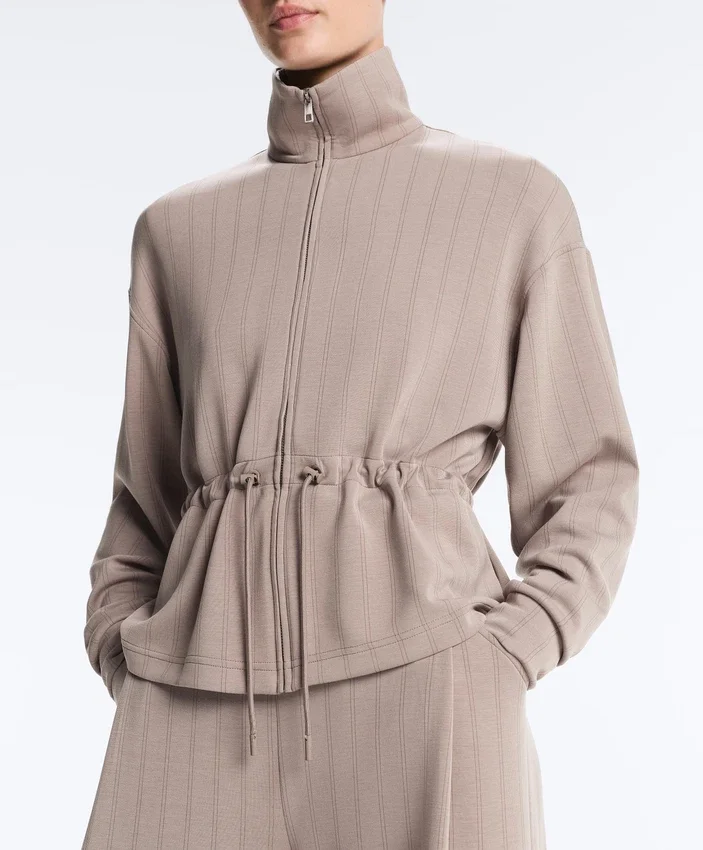 Giacca in modal Soft Touch con vita regolabile e collo alto Giacca in modal Soft Touch con vita regolabile e collo alto