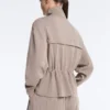 Giacca in modal Soft Touch con vita regolabile e collo alto Giacca in modal Soft Touch con vita regolabile e collo alto