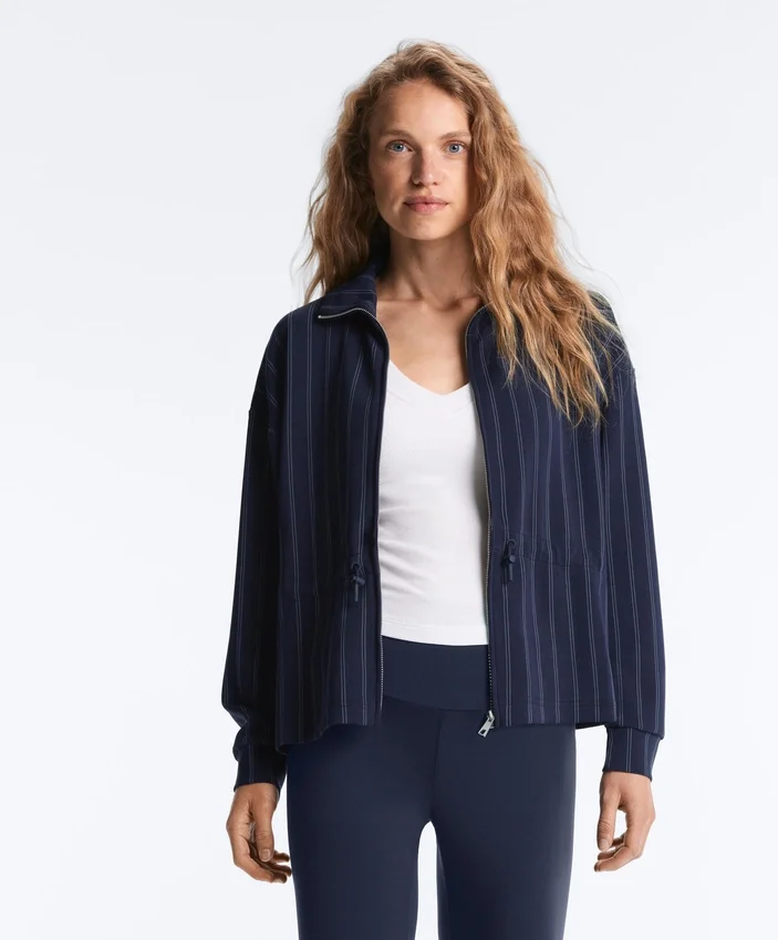 Giacca in modal Soft Touch con vita regolabile e collo alto Giacca in modal Soft Touch con vita regolabile e collo alto