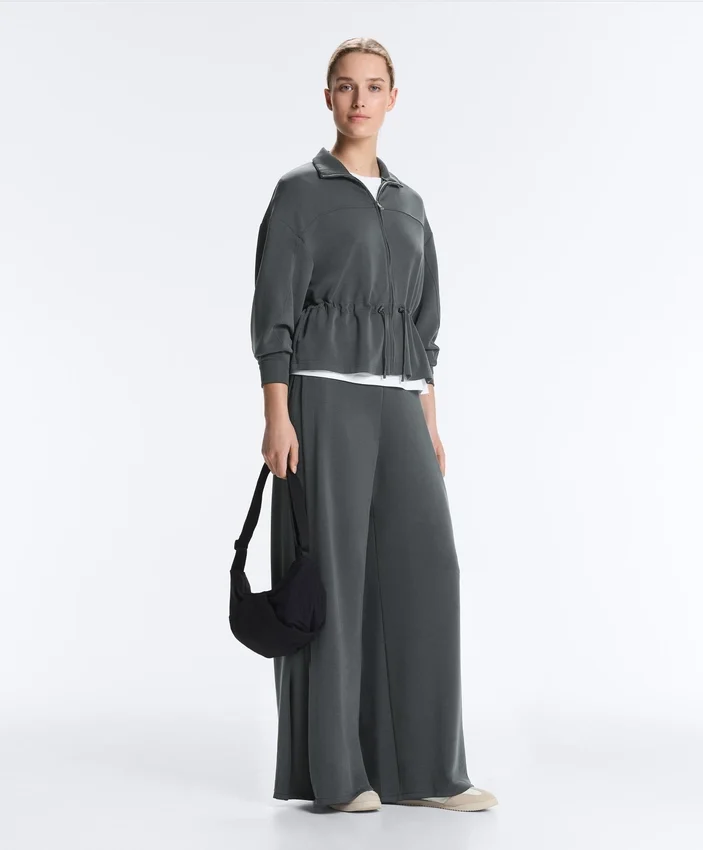 Giacca in modal Soft Touch con vita regolabile e collo alto Giacca in modal Soft Touch con vita regolabile e collo alto