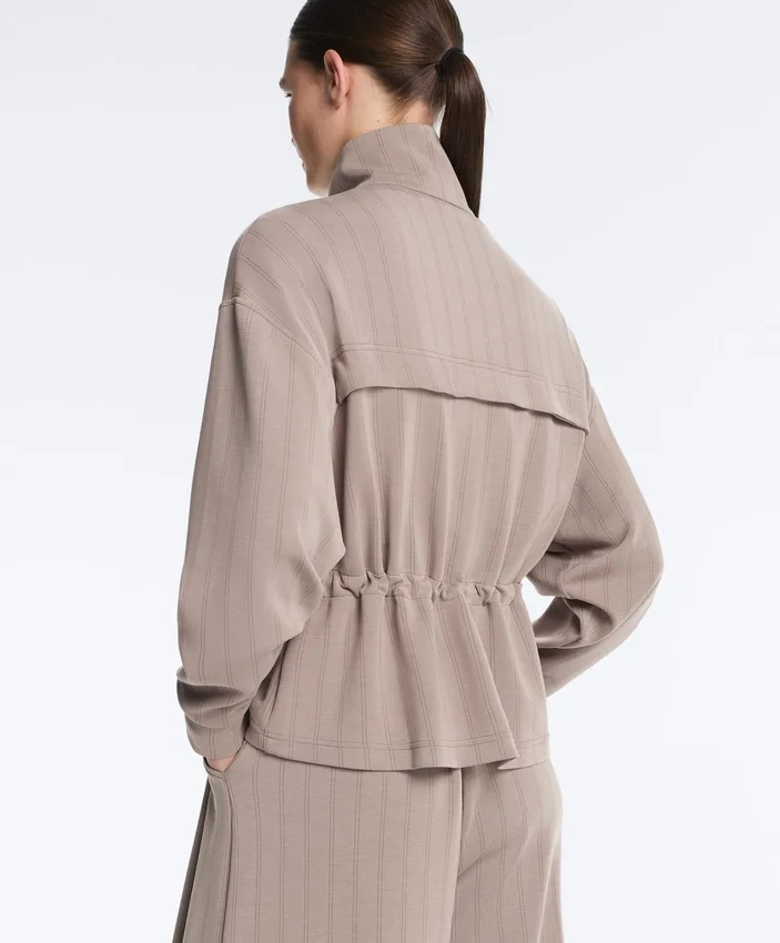 Giacca in modal Soft Touch con vita regolabile e collo alto Giacca in modal Soft Touch con vita regolabile e collo alto