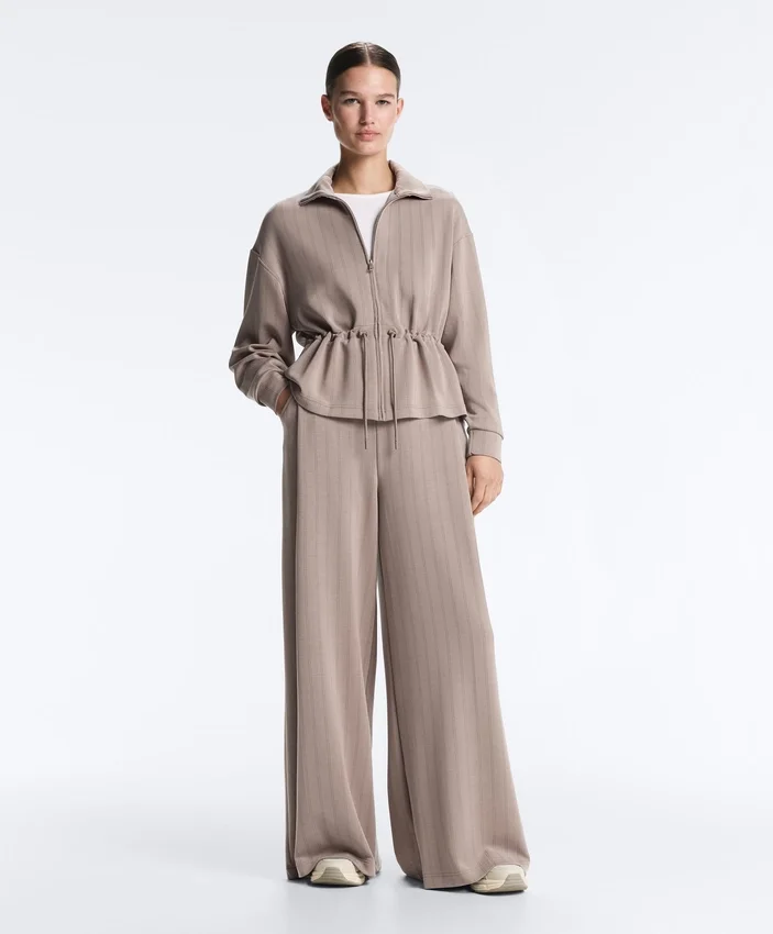 Giacca in modal Soft Touch con vita regolabile e collo alto Giacca in modal Soft Touch con vita regolabile e collo alto