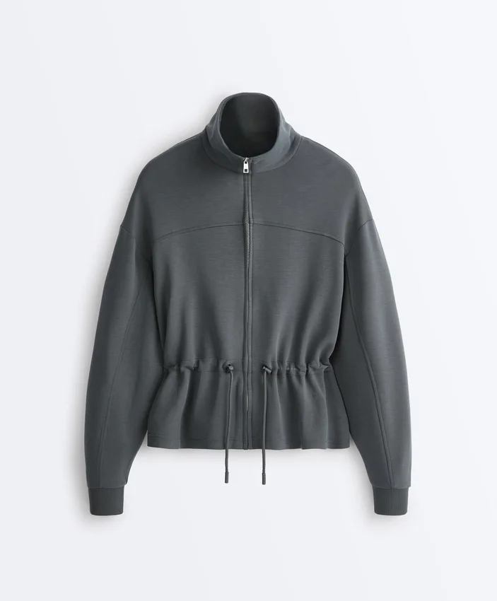 Giacca in modal Soft Touch con vita regolabile e collo alto Giacca in modal Soft Touch con vita regolabile e collo alto