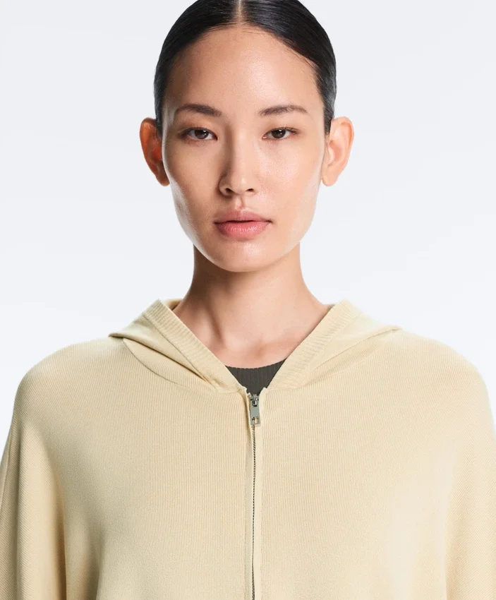 Giacca lunga in maglia con cappuccio Giacca lunga in maglia con cappuccio