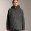 Giacca oversize in finta pelle di montone con cappuccio foderato in pelliccia sintetica Giacca oversize in finta pelle di montone con cappuccio foderato in pelliccia sintetica
