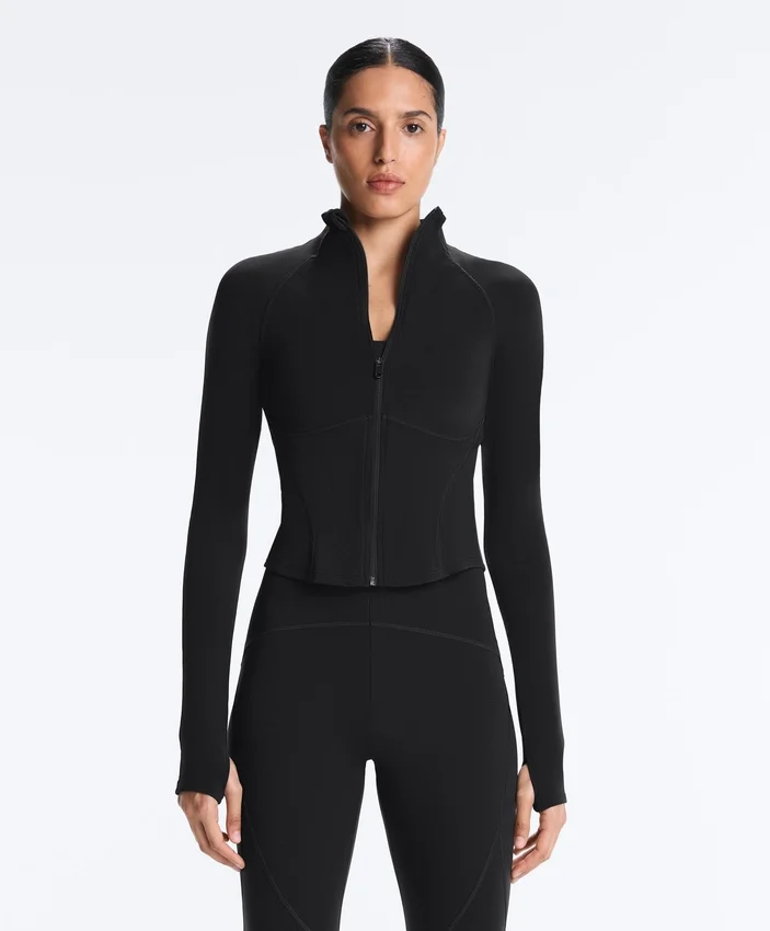 Giacca tecnica leggera e calda con cuciture Giacca tecnica leggera e calda con cuciture