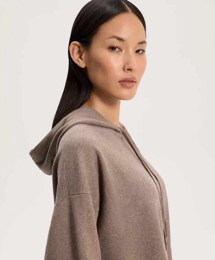 Maglione lungo in maglia con cappuccio Maglione lungo in maglia con cappuccio