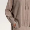Maglione lungo in maglia con cappuccio Maglione lungo in maglia con cappuccio