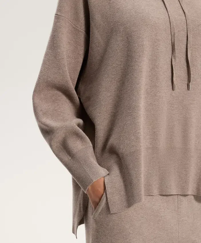 Maglione lungo in maglia con cappuccio Maglione lungo in maglia con cappuccio