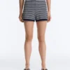 Pantaloncini in maglia a righe con cintura in 100% cotone Pantaloncini in maglia a righe con cintura in 100% cotone
