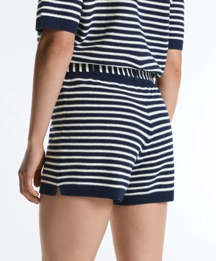 Pantaloncini in maglia a righe con cintura in 100% cotone Pantaloncini in maglia a righe con cintura in 100% cotone