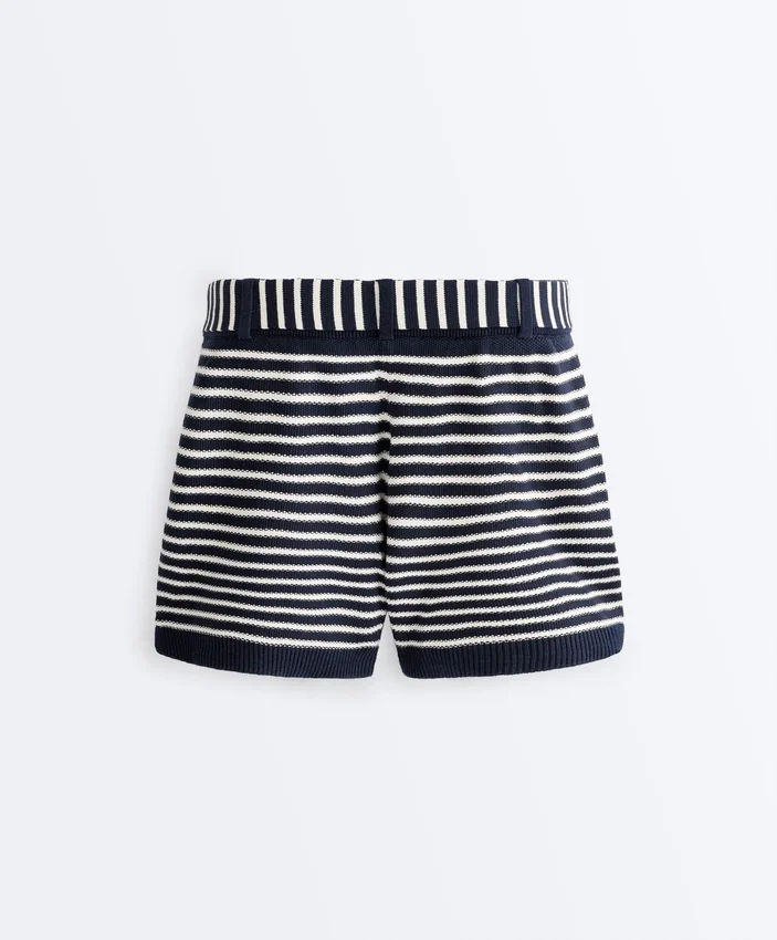 Pantaloncini in maglia a righe con cintura in 100% cotone Pantaloncini in maglia a righe con cintura in 100% cotone