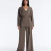 Pantaloni a gamba dritta con striscia asimmetrica e modal Pantaloni a gamba dritta con striscia asimmetrica e modal