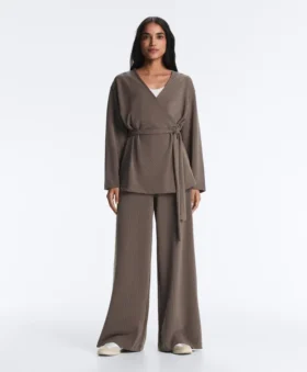 Pantaloni a gamba dritta con striscia asimmetrica e modal