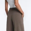 Pantaloni a gamba dritta con striscia asimmetrica e modal Pantaloni a gamba dritta con striscia asimmetrica e modal
