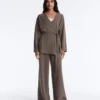 Pantaloni a gamba dritta con striscia asimmetrica e modal Pantaloni a gamba dritta con striscia asimmetrica e modal