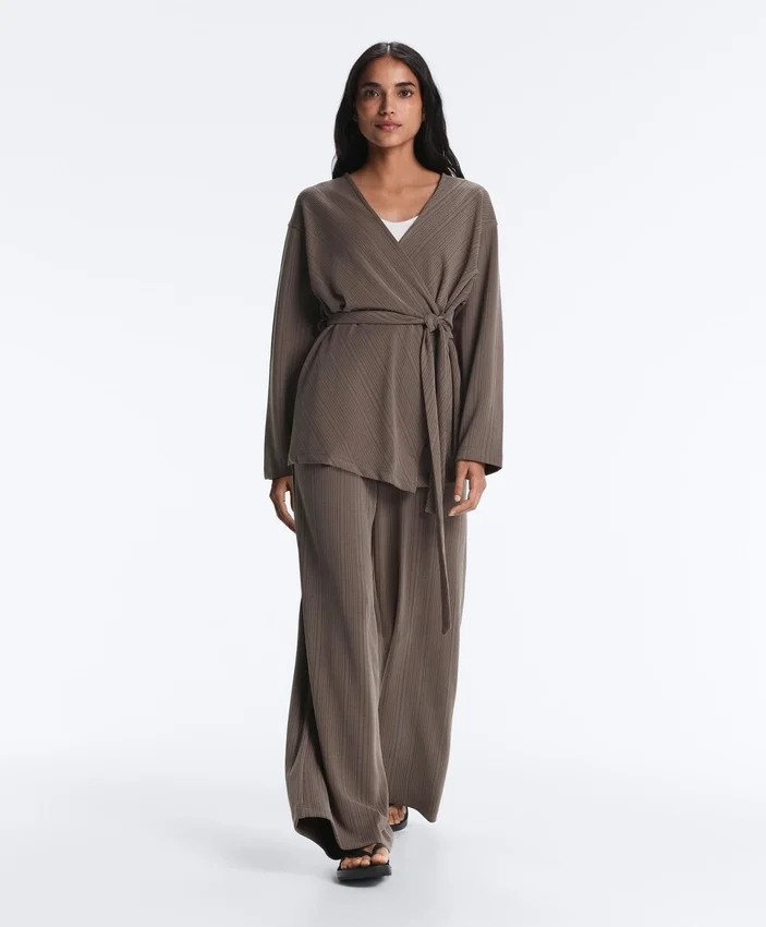 Pantaloni a gamba dritta con striscia asimmetrica e modal Pantaloni a gamba dritta con striscia asimmetrica e modal